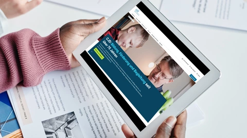 Website des CJD auf einem Tablet